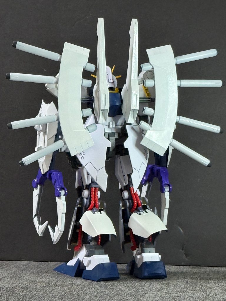 【機体解説】機体設計には歴代PMXシリーズの特徴が色濃く反映されており、PMX-001 パラス・アテネの圧倒的火力、PMX-002 ボリノーク・サマーンの高度索敵能力、PMX-003 ジ・Oの卓越した格闘戦能力を高次元で統合している。その結果、遠距離砲撃戦・電子戦・近接格闘戦の全てを単独で遂行可能な万能機として完成した。ジークフリードはジュピトリス工廠が培ったMS開発技術の集大成であり、PMXシリーズ最高傑作との評価を受けている。&nbsp;