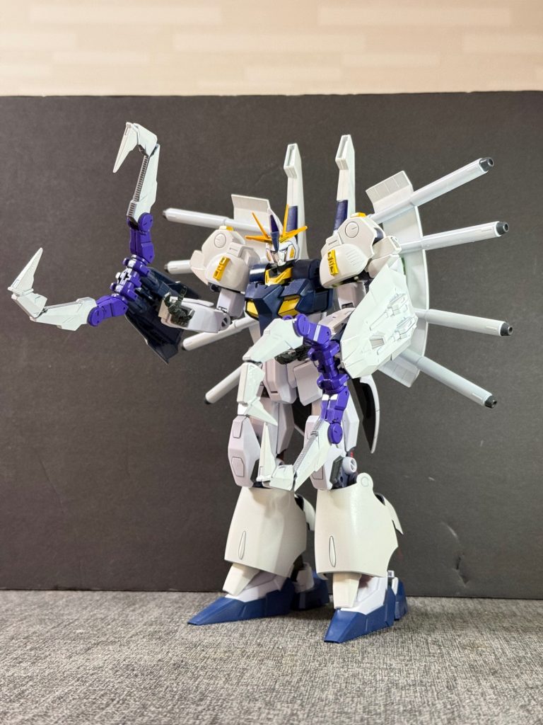 【武装解説③】ボリノーク・サマーン改良型シザースクロー両前腕部に装備された大型格闘兵装。PMX-002 ボリノーク・サマーンが装備していたシザースクローを発展させたもので、敵機の装甲切断や武装破壊を目的としている。高周波振動機構とビームエッジ発生装置を組み合わせることで、通常装甲はもちろんガンダリウム系装甲に対しても高い破壊力を発揮する。また、隠し腕との連携運用により敵機を拘束した状態での一撃離脱や関節部破壊を得意とする。&nbsp;