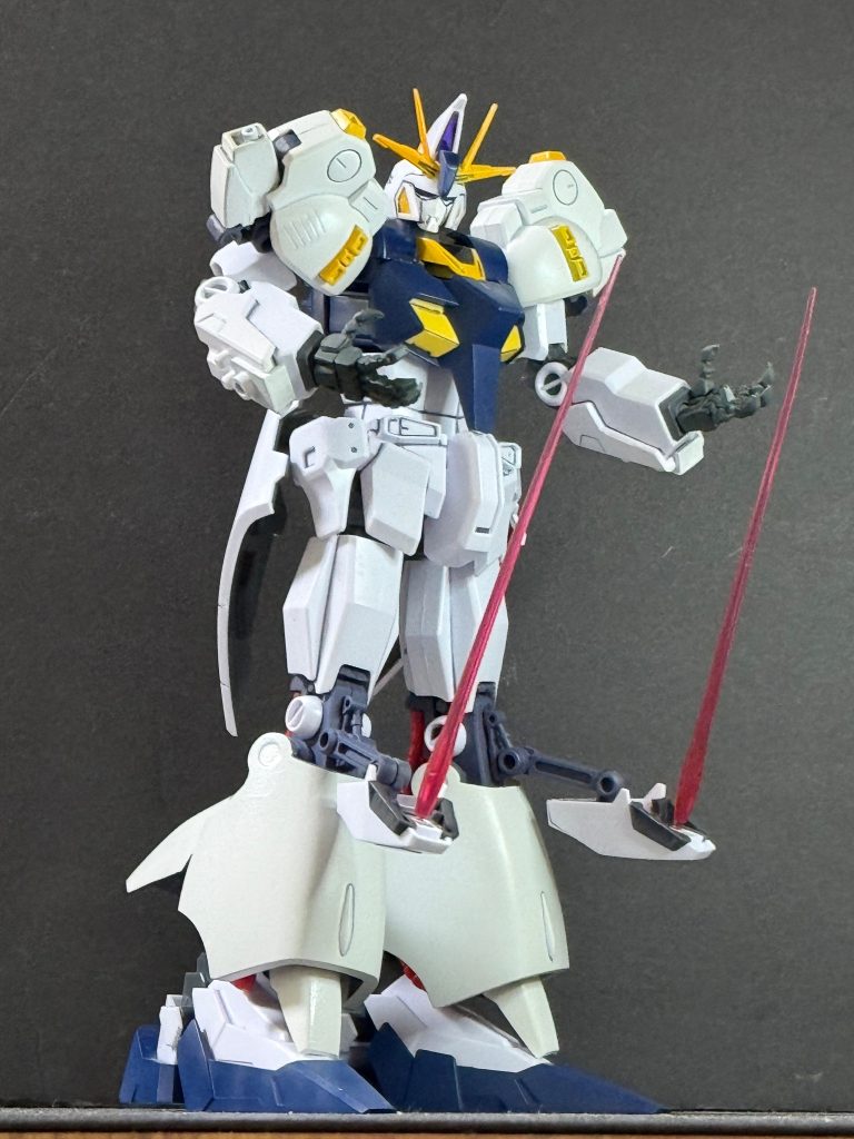 【武装解説②】一方、膝部隠し腕は格闘戦に特化した装備であり、敵機の拘束や関節破壊、死角からの奇襲攻撃を目的としている。また姿勢制御補助機能も備えており、高速機動中の安定性向上にも貢献する。この四連装隠し腕システムはジ・Oの思想を極限まで発展させた装備であり、近接戦闘能力を飛躍的に向上させている。&nbsp;