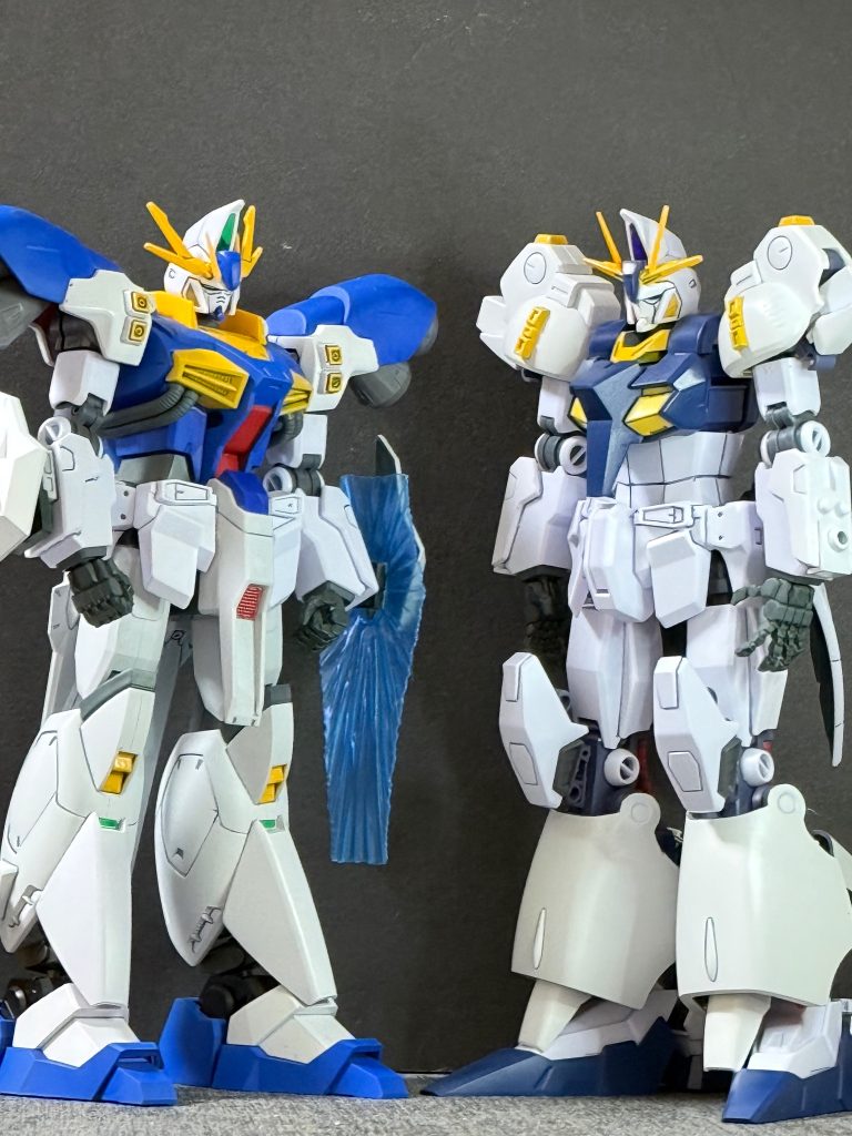 ※写真はオデュッセウス級3号機ペルセウスとオデュッセウス6号機ジークフリードサナリィ＆ブッホ社の共同開発によって誕生したペルセウスは次世代のMS技術が採用されている。それに対してジークフリードはジュピトリス製MS、PMXシリーズの技術を余すことなく採用し、アップデートしながら開発された。