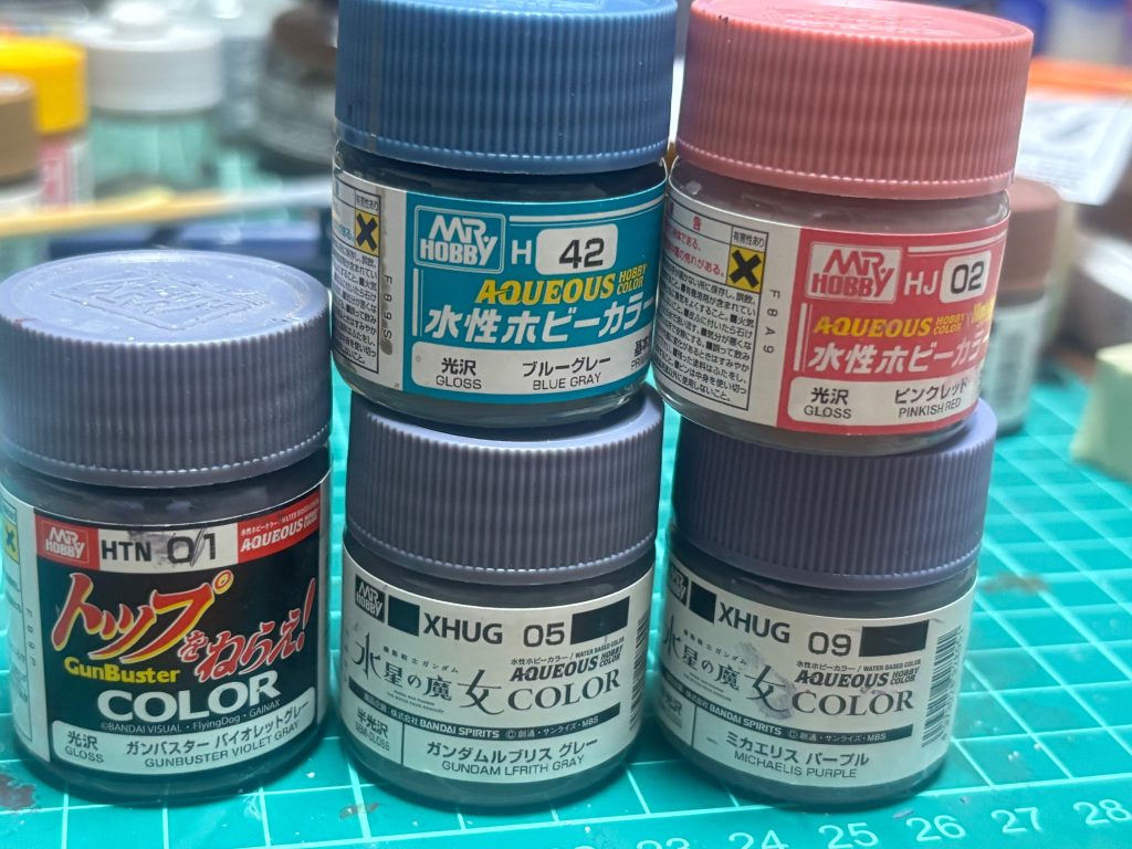 紫部はそのままにしようかとも思っていましたが下地つくらず整形色の上からやってみたのですが分かりにくいので、薄青やピンクを入れて紫を表現してみたり。