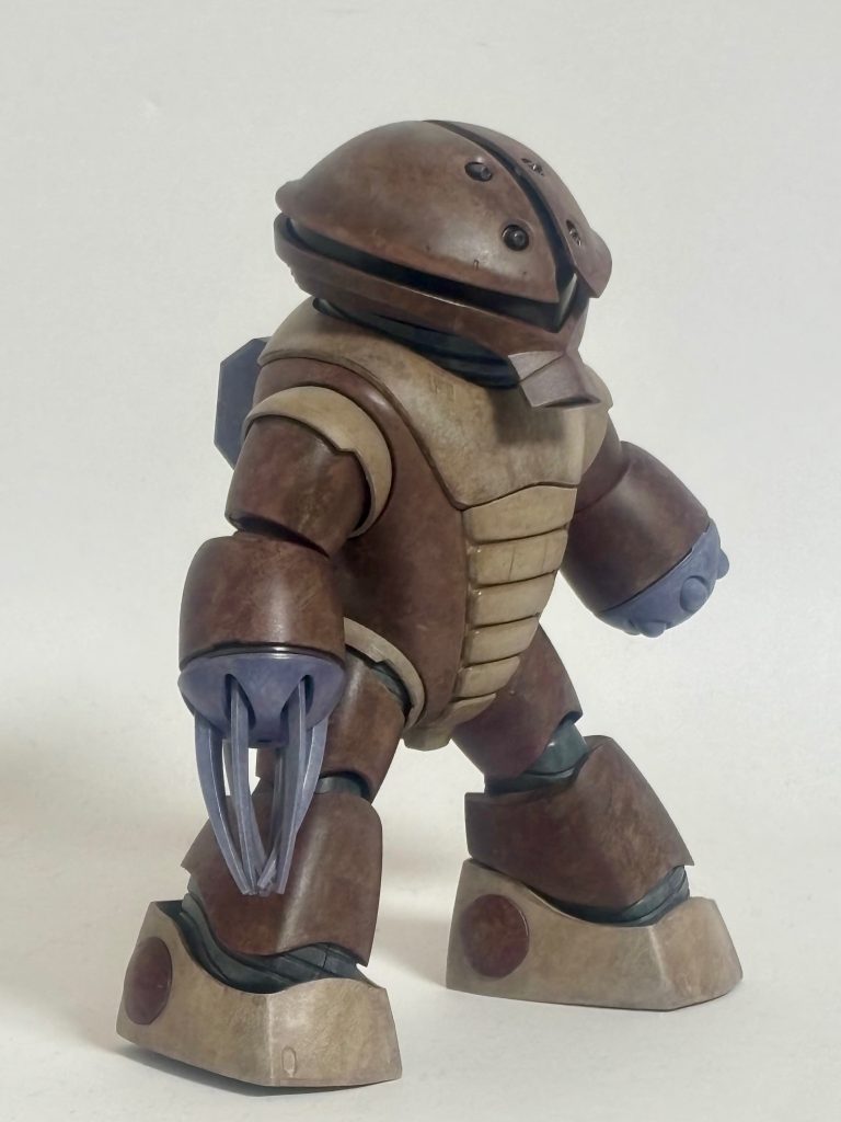 ゴッグやズゴックなど初期HGみたいに思ってたんですが内部フレームとか凝ってました。手にしたらズッシリと重い（笑）