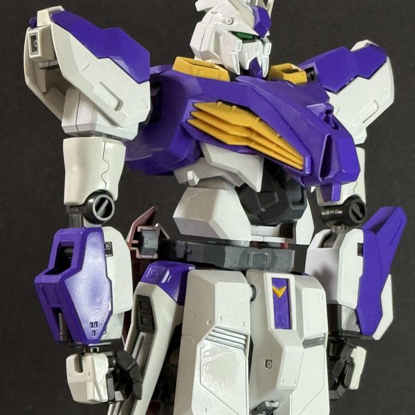 ナイチンゲールをボコボコに出来るガンダムを開発しています！色塗ってみました！カラーリングはhi-νガンダムver ka.をモチーフにしています！おっ、意外とイケてる？笑&nbsp;hi-νガンダム＝νガンダム（デザインは違えど設定上は同じ存在）ということなので今回はνガンダム/hi-νガンダムの後継機をイメージしました！ちなみに全高26mです、、でかい、、、。（参考）νガンダム、22m初代ガンダム、18m（2枚目）