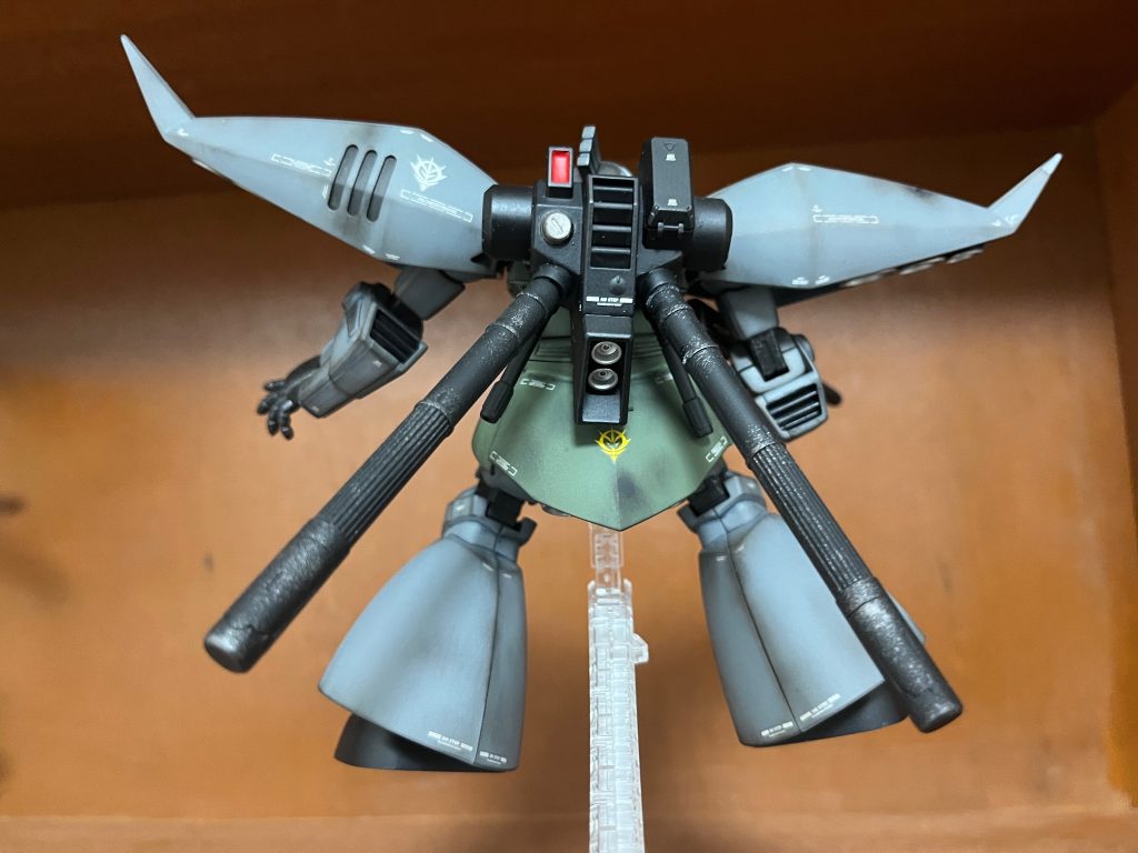 後ろ姿　ちょっと改造してタンクのところはビルダーズパーツのプロペラントタンクを使用しています。やっぱタンクが細いとゲルググの勇ましさがより際立って造形美最高です！この後ろ姿がセクシー！エロい！暴れんなよ…？暴れんなよ…？