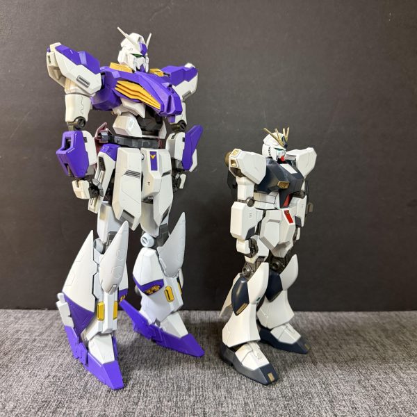 最近は天候が悪いため作業が進まないため、息抜きにνガンダムと比較。ちなみに両作品ともHGスケールです笑前回の投稿では本機を26mと記載しましたが訂正します。正しくは全高29mです！失礼しました💦22mのνガンダムと比較。親子程の差がありますね笑ナイチンゲールと比較したら同じくらいかな？ナイチンゲールは所有していないので比較は出来ませんが、、代わりに28mのクスィーガンダムと比較、、。クスィーガンダムよりも頭1個分デカい笑、、もし本機を主役に映像化したら歴代主役機のなかで最大の機体になりますね、、アムロ専用機ですが、デカすぎてアムロ嫌いそうだなぁ笑笑（2枚目）