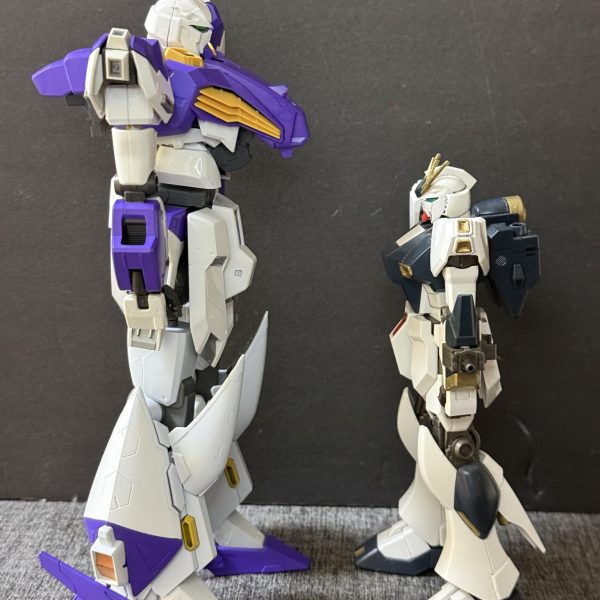 最近は天候が悪いため作業が進まないため、息抜きにνガンダムと比較。ちなみに両作品ともHGスケールです笑前回の投稿では本機を26mと記載しましたが訂正します。正しくは全高29mです！失礼しました💦22mのνガンダムと比較。親子程の差がありますね笑ナイチンゲールと比較したら同じくらいかな？ナイチンゲールは所有していないので比較は出来ませんが、、代わりに28mのクスィーガンダムと比較、、。クスィーガンダムよりも頭1個分デカい笑、、もし本機を主役に映像化したら歴代主役機のなかで最大の機体になりますね、、アムロ専用機ですが、デカすぎてアムロ嫌いそうだなぁ笑笑（3枚目）