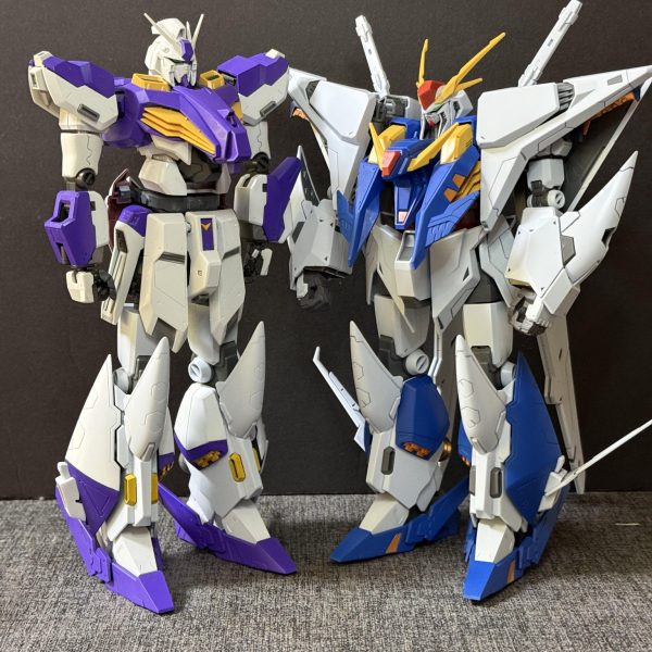 最近は天候が悪いため作業が進まないため、息抜きにνガンダムと比較。ちなみに両作品ともHGスケールです笑前回の投稿では本機を26mと記載しましたが訂正します。正しくは全高29mです！失礼しました💦22mのνガンダムと比較。親子程の差がありますね笑ナイチンゲールと比較したら同じくらいかな？ナイチンゲールは所有していないので比較は出来ませんが、、代わりに28mのクスィーガンダムと比較、、。クスィーガンダムよりも頭1個分デカい笑、、もし本機を主役に映像化したら歴代主役機のなかで最大の機体になりますね、、アムロ専用機ですが、デカすぎてアムロ嫌いそうだなぁ笑笑（4枚目）