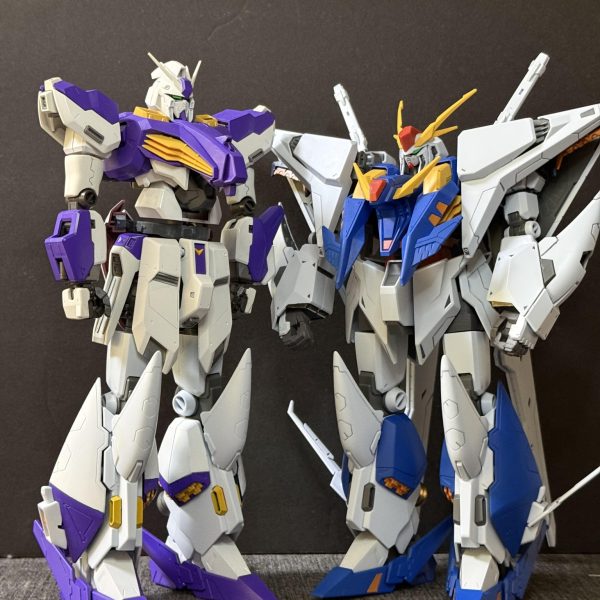 最近は天候が悪いため作業が進まないため、息抜きにνガンダムと比較。ちなみに両作品ともHGスケールです笑前回の投稿では本機を26mと記載しましたが訂正します。正しくは全高29mです！失礼しました💦22mのνガンダムと比較。親子程の差がありますね笑ナイチンゲールと比較したら同じくらいかな？ナイチンゲールは所有していないので比較は出来ませんが、、代わりに28mのクスィーガンダムと比較、、。クスィーガンダムよりも頭1個分デカい笑、、もし本機を主役に映像化したら歴代主役機のなかで最大の機体になりますね、、アムロ専用機ですが、デカすぎてアムロ嫌いそうだなぁ笑笑（6枚目）