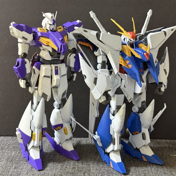 最近は天候が悪いため作業が進まないため、息抜きにνガンダムと比較。ちなみに両作品ともHGスケールです笑前回の投稿では本機を26mと記載しましたが訂正します。正しくは全高29mです！失礼しました💦22mのνガンダムと比較。親子程の差がありますね笑ナイチンゲールと比較したら同じくらいかな？ナイチンゲールは所有していないので比較は出来ませんが、、代わりに28mのクスィーガンダムと比較、、。クスィーガンダムよりも頭1個分デカい笑、、もし本機を主役に映像化したら歴代主役機のなかで最大の機体になりますね、、アムロ専用機ですが、デカすぎてアムロ嫌いそうだなぁ笑笑（5枚目）