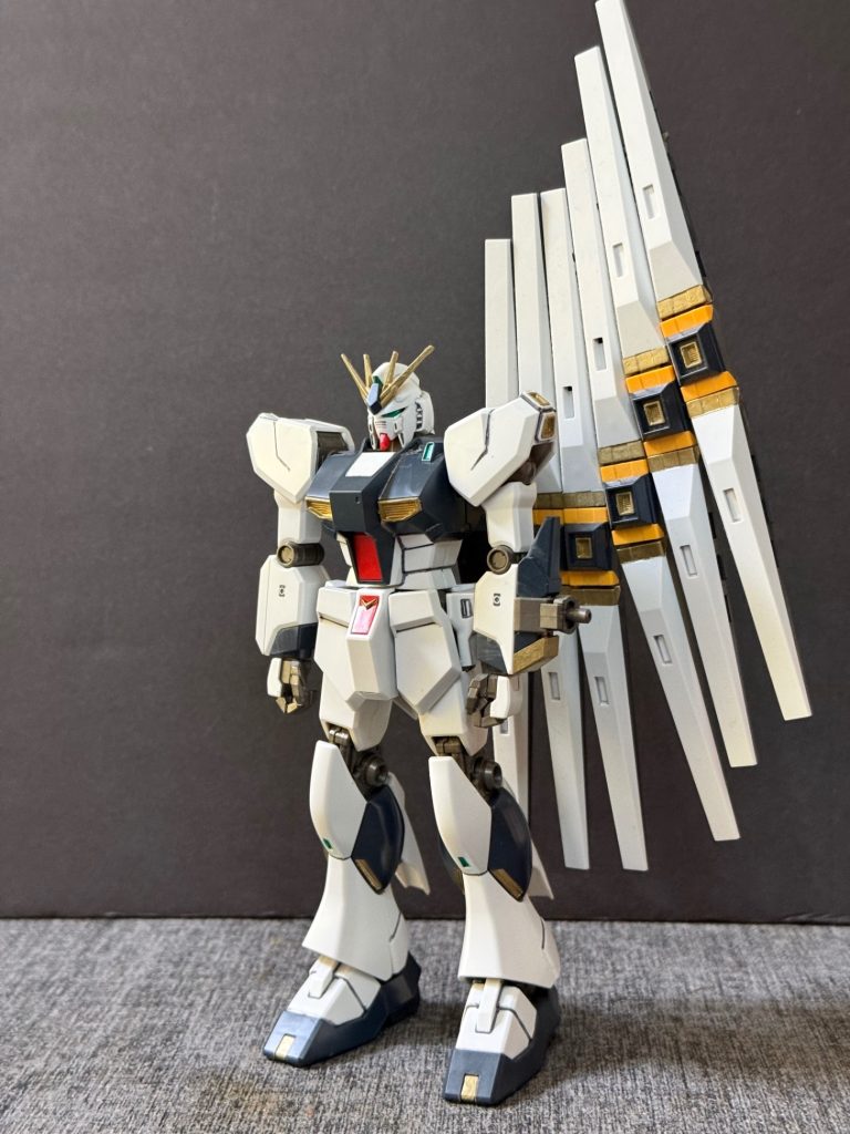 型式番号:RX-93機体名:νガンダムパイロット:アムロ・レイ所属:地球連邦軍 独立部隊ロンドベル開発＆製作:アナハイム•エレクトロニクス関連機体:RX-93-ν2 Hi-νガンダム（本機のフルスペック機）RX-93-ν3 Sin-νガンダム（本機の後継機）アナハイム•ガンダムシリーズMSA-0012　λガンダム　←【本機】→RX-105 Ξガンダム&nbsp;