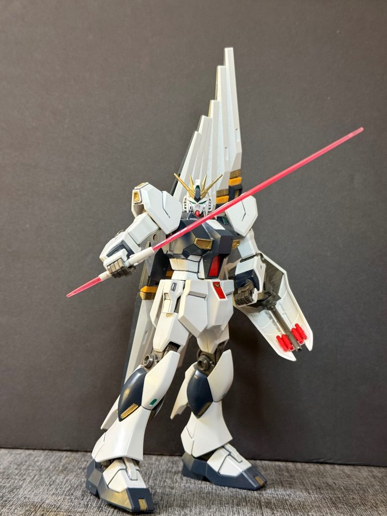 【武装②】ビーム・サーベル（2基）&nbsp;バックパックに1基。左腕部に予備1基を収納。格闘戦で使用。フィン・ファンネル（6基）&nbsp;νガンダム最大の特徴。オールレンジ攻撃が可能で、遠隔攻撃や包囲攻撃を行える。防御時にはビームバリア（Iフィールドに近い効果）を展開することもできる。シールド&nbsp;左腕装備。実体盾として防御に使用。シールド内蔵ミサイル&nbsp;シールド裏面に小型ミサイルを装備。奇襲や牽制に活用される。シールド内蔵ビーム・キャノン&nbsp;シールド先端付近に内蔵。防御しながら射撃できる便利な武装。