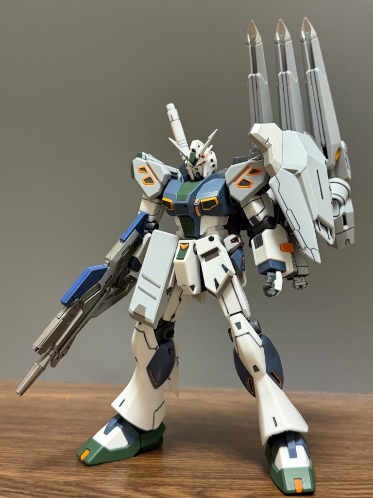 最後に前に投稿した中の人の量産型νガンダムアリュゼウスが完成したらもうこの姿を見ることはないやろな…今回作るの時間かかって積みプラも増えてきたんでしばらくはサクッと作れそうなHGとかにしよかと思ってます