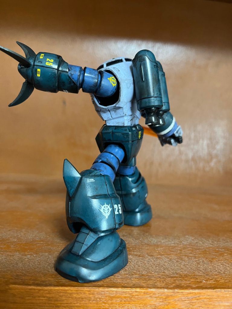 左から！爪は黒く塗りました！肩にジオンマークつけてるのはイグルーのゼーゴックのリスペクト！ガンダム作品の中で1番好きなのイグルーなんです！
