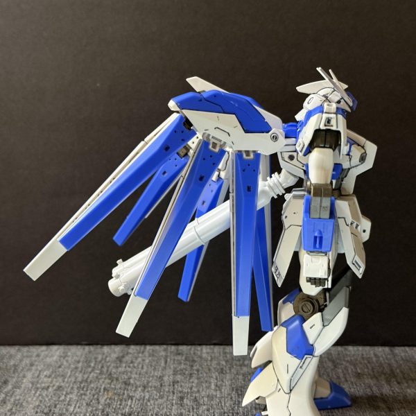 ハイ！！νガンダムですっ！！今回はあんまり評判のよろしくない方のhgucのHi-νガンダムを簡単パチ組！割とカッコいい？全然かっこいいじゃん！ん？顔が違うじゃないかって？、、、、、、、君のような勘のいいガノタは嫌いだよ前回のνガンダムと比較νガンダムは22m、hi-νガンダムは20m、、なぜ小さくなった？笑（2枚目）