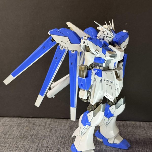 ハイ！！νガンダムですっ！！今回はあんまり評判のよろしくない方のhgucのHi-νガンダムを簡単パチ組！割とカッコいい？全然かっこいいじゃん！ん？顔が違うじゃないかって？、、、、、、、君のような勘のいいガノタは嫌いだよ前回のνガンダムと比較νガンダムは22m、hi-νガンダムは20m、、なぜ小さくなった？笑（3枚目）