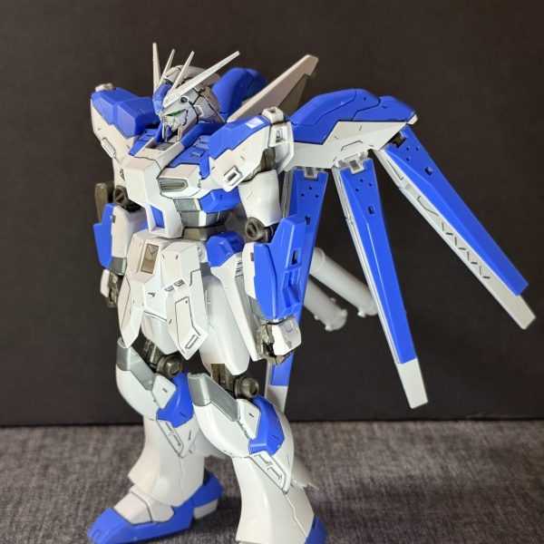 ハイ！！νガンダムですっ！！今回はあんまり評判のよろしくない方のhgucのHi-νガンダムを簡単パチ組！割とカッコいい？全然かっこいいじゃん！ん？顔が違うじゃないかって？、、、、、、、君のような勘のいいガノタは嫌いだよ前回のνガンダムと比較νガンダムは22m、hi-νガンダムは20m、、なぜ小さくなった？笑（4枚目）