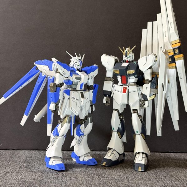 ハイ！！νガンダムですっ！！今回はあんまり評判のよろしくない方のhgucのHi-νガンダムを簡単パチ組！割とカッコいい？全然かっこいいじゃん！ん？顔が違うじゃないかって？、、、、、、、君のような勘のいいガノタは嫌いだよ前回のνガンダムと比較νガンダムは22m、hi-νガンダムは20m、、なぜ小さくなった？笑（5枚目）
