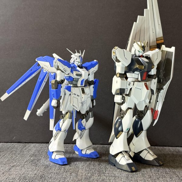 ハイ！！νガンダムですっ！！今回はあんまり評判のよろしくない方のhgucのHi-νガンダムを簡単パチ組！割とカッコいい？全然かっこいいじゃん！ん？顔が違うじゃないかって？、、、、、、、君のような勘のいいガノタは嫌いだよ前回のνガンダムと比較νガンダムは22m、hi-νガンダムは20m、、なぜ小さくなった？笑（6枚目）