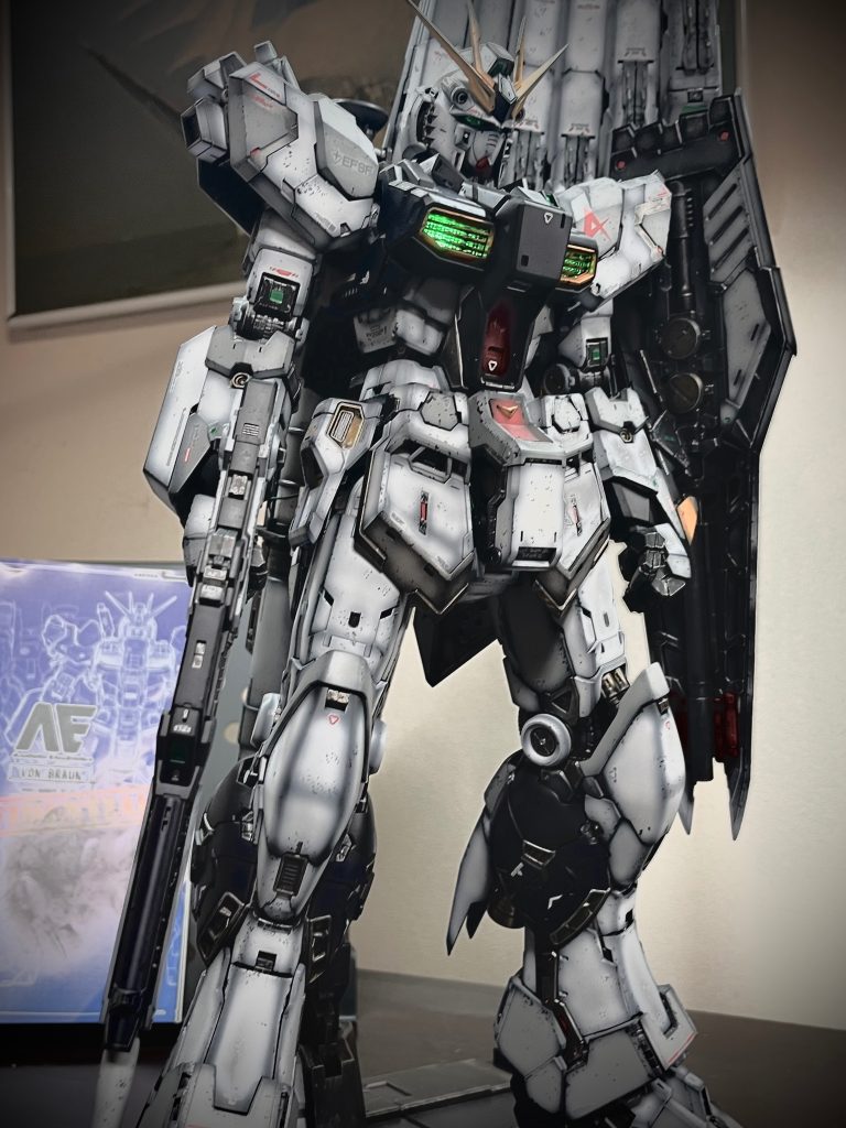 白　ガイア:ニュートラルグレー1グレー　ガイア:ニュートラルグレー2.5(調色)黒　ガイア:ヘキサブラック青　ガイア:ダークブルーイッシュパープル赤　フィニッシャーズ:シルクレッド黄　ガイア:パールビビットオレンジ黒サフ→グラデーション→チッピング→フラットクリヤーせっかくのクソデカキット、デカールで情報量を増すよりキツめのグラデーションとチッピングで塗装頑張った感を出してみました🤩