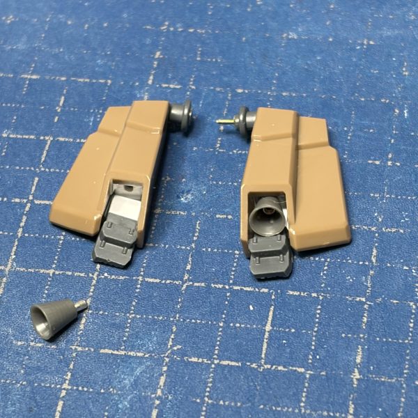 腰回りのアーマーにATFサロンパスを盛りサイド＆リアのアーマーにバーニアノズルを追加しホバーの雰囲気残しで仕上げて行きますが、盛りすぎて訳分からん状態に😆脚周りに移行します。（7枚目）