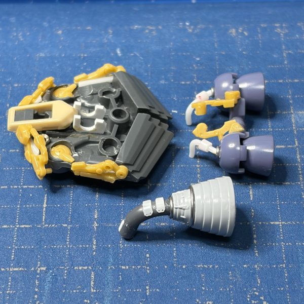 腰回りのアーマーにATFサロンパスを盛りサイド＆リアのアーマーにバーニアノズルを追加しホバーの雰囲気残しで仕上げて行きますが、盛りすぎて訳分からん状態に😆脚周りに移行します。（4枚目）
