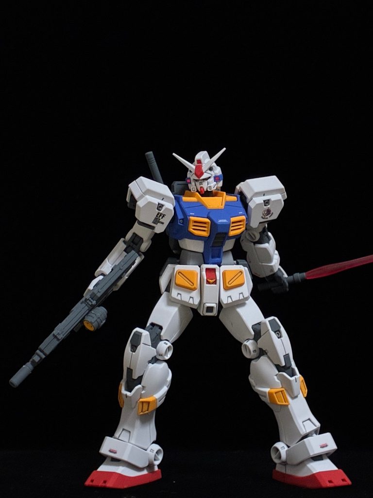 ビームサーベル構え。左持ち手はキットのものではなく、HGUCジムスナイパーⅡから流用し、手甲はジーライン系から持ってくることで塗装の手間を省きました（笑）