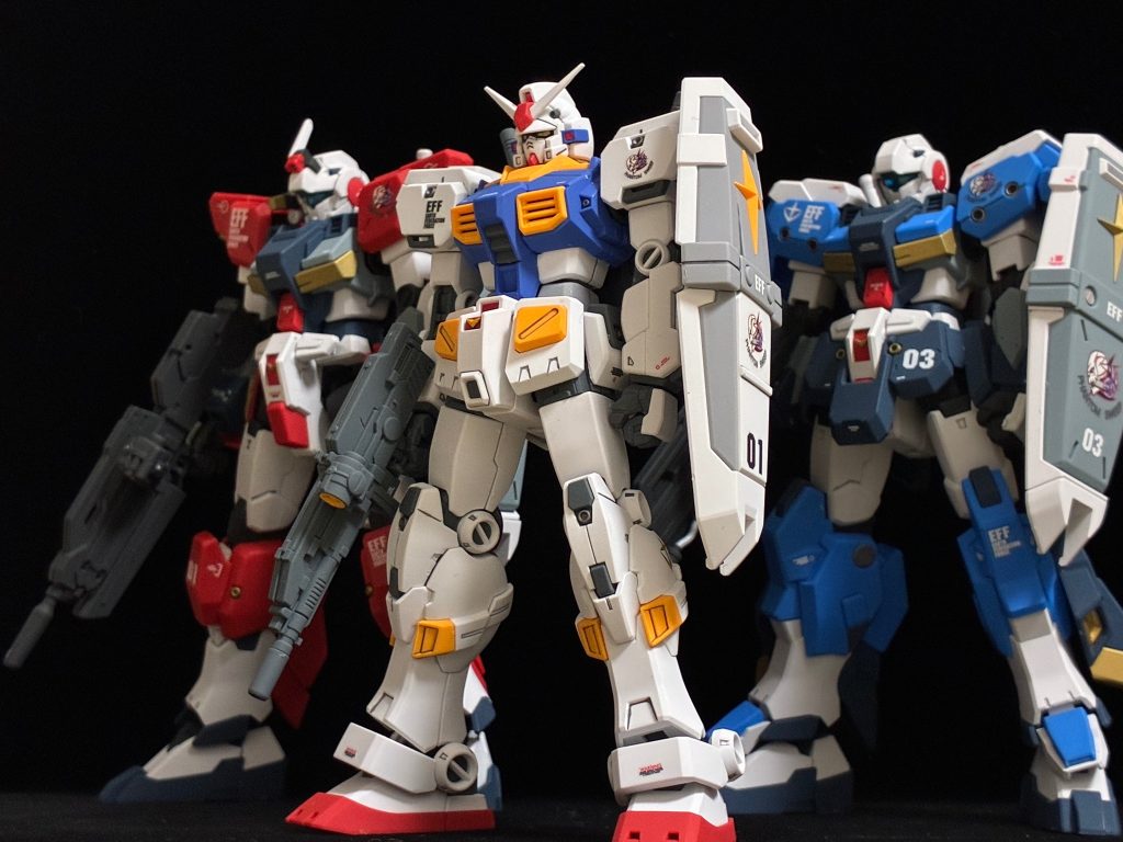 PS3ガンダム戦記の機体たちと。過去に製作したジーラインライトアーマーと、スタンダードアーマーです。やはり同作品の機体と並べられるのは嬉しいです。