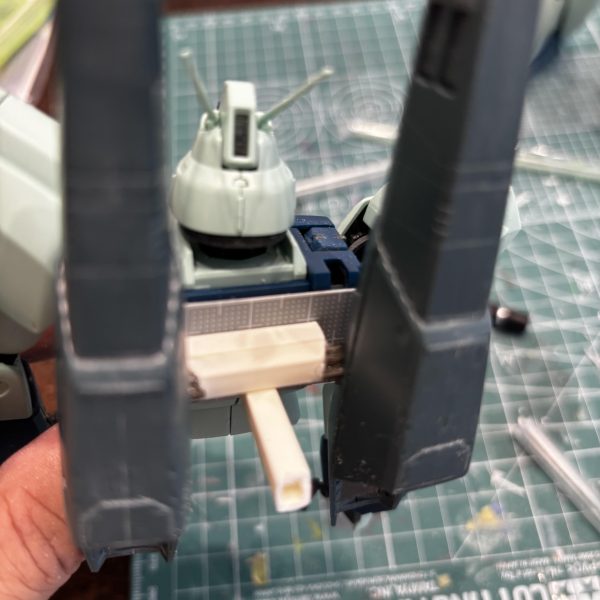 BWSを失ったリガズィのサポートプランとした急造されたバッパック。という設定です。キットを組んで初めて知ったのですが、スペースファイター形態の推進力はリガズィのバックパックで、強化されているのは純粋に火力のみ。じゃあMS形態必要なくない？というところから.BWSを破壊された後のリガズィの活かし方を考え、推進力を強化するバックパックを原地調達した・・・という設定です。はい。元祖三段変形ロボからスーパーパックを頂きました。バンダイ製です。バックパックの接続基部をプラ材ででっち上げ。透明プラ円柱でプロペラントタンクを作成中。お顔・・・だいぶ小型になっているけどまだでかいかな。いじるか迷い中。（2枚目）