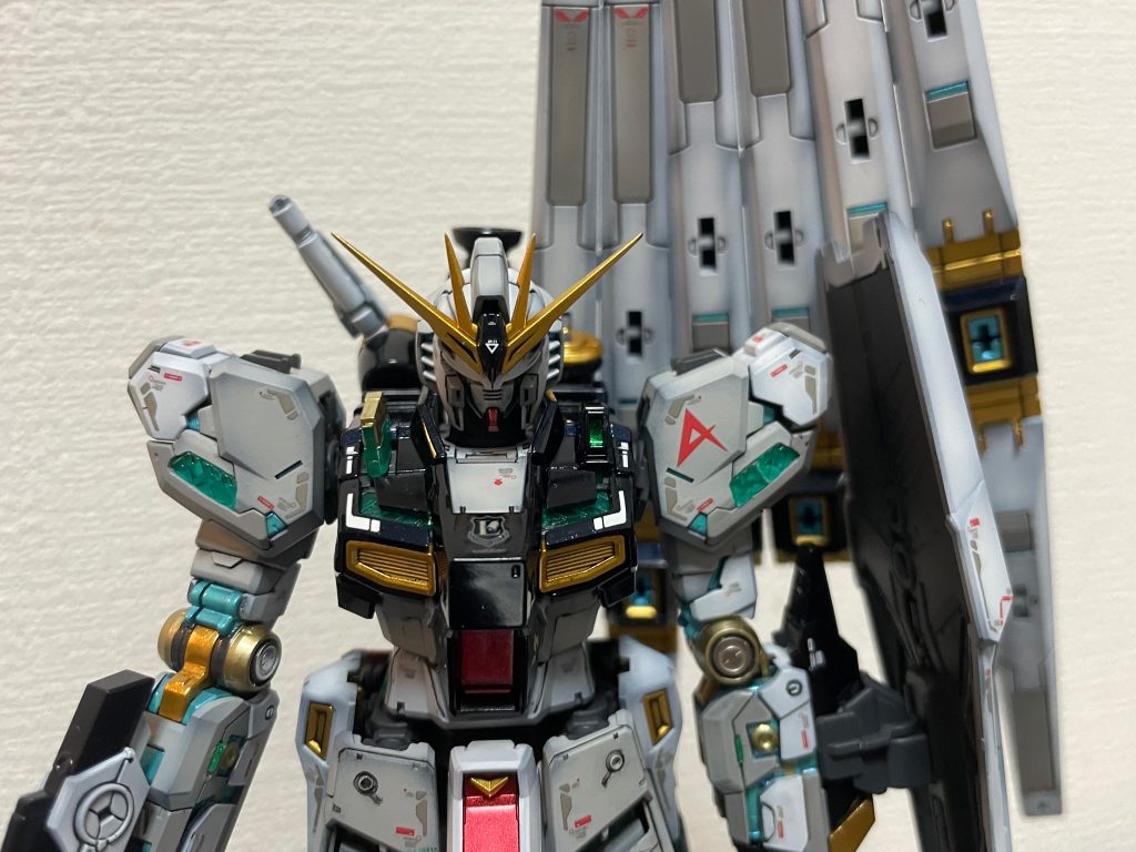 胸部と肩は頑張ってクリアパーツを嵌め込みました。スジボリも増やしてます。