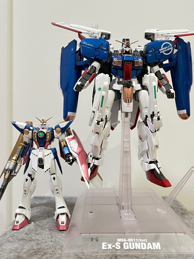 ウイングガンダムとの追加写真です。同じ1/100なのにそのサイズ差が。。