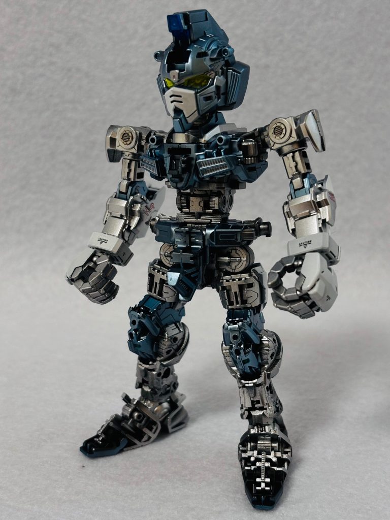 フレームだけで撮影しました。基本色は半光沢のシルバーです。オリジナルのパールブルーは満足いく仕上がりになるまで調色が大変でした。