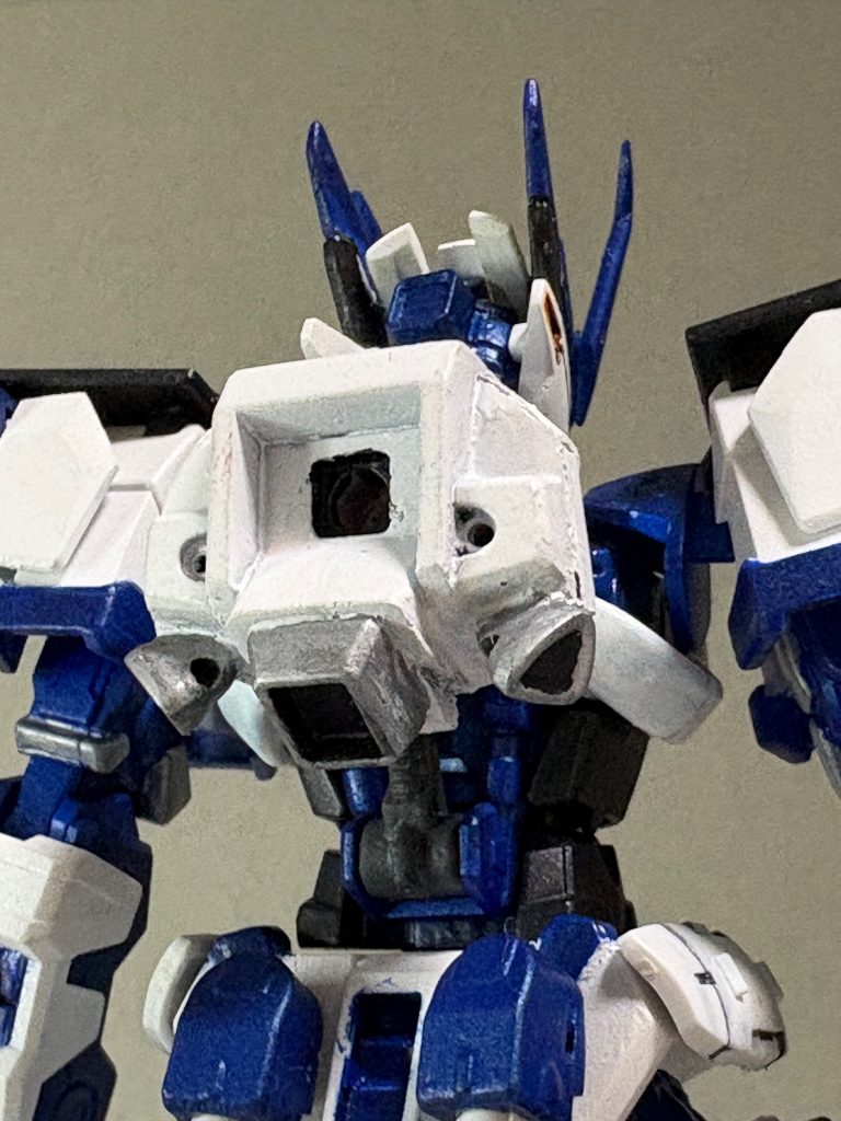 背中にはアストレイ用ストライカーパックアダプターを装備。MGならDがあるんですが、HG規格のアダプター探すのめんどいのでストライクの背中を改造してます。