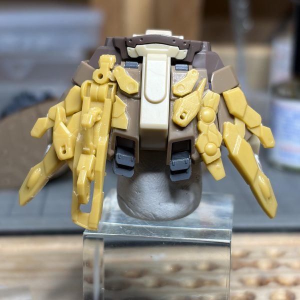 腰回りのアーマーにATFサロンパスを盛りサイド＆リアのアーマーにバーニアノズルを追加しホバーの雰囲気残しで仕上げて行きますが、盛りすぎて訳分からん状態に😆脚周りに移行します。（2枚目）