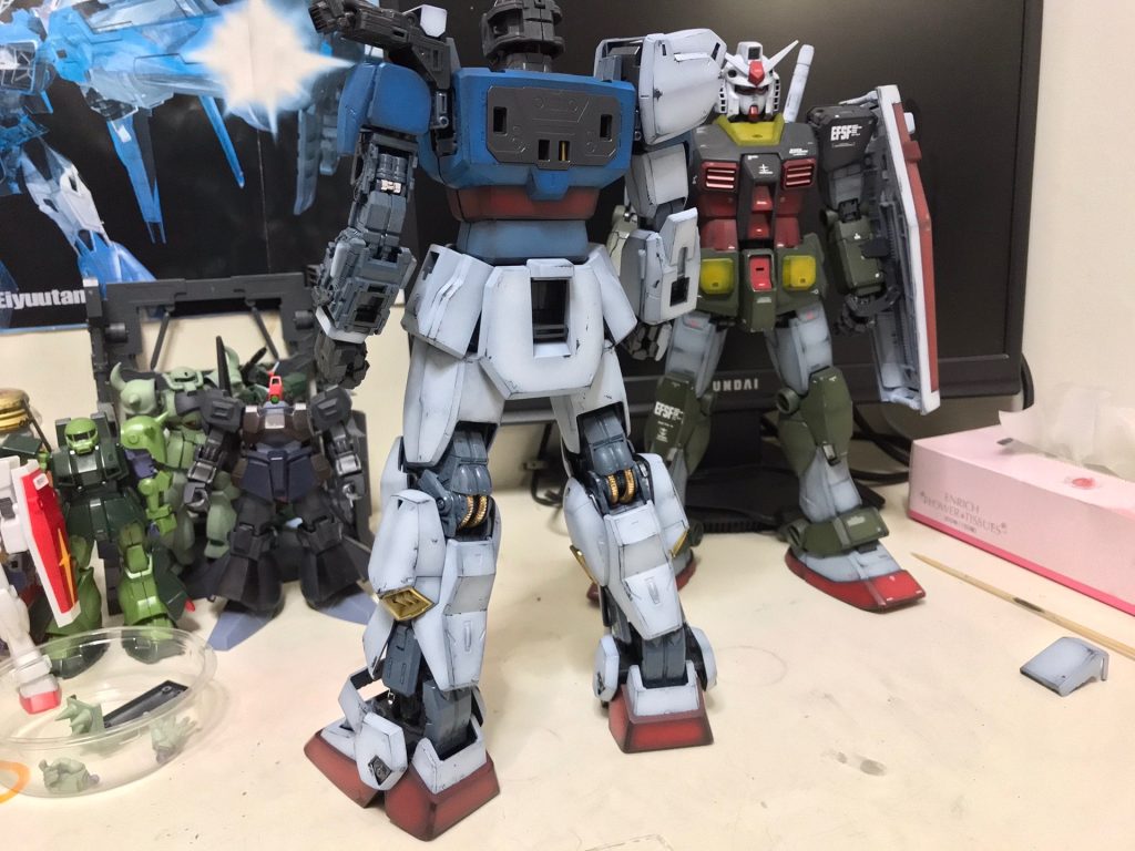 　フレームが完成したら外装を塗装して組み付けて行きます