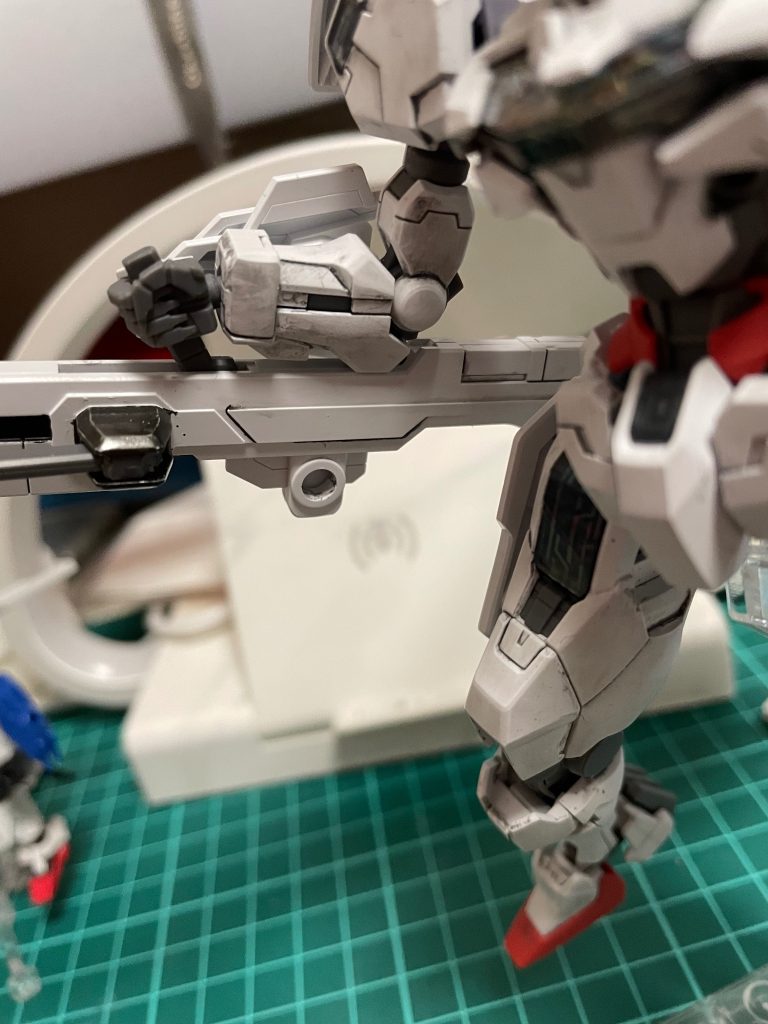 劇中では、プラモについてるバックパックからアームが無いみたいなので、はずし、ウデにマウントする改造をしました。動画を、参考に。