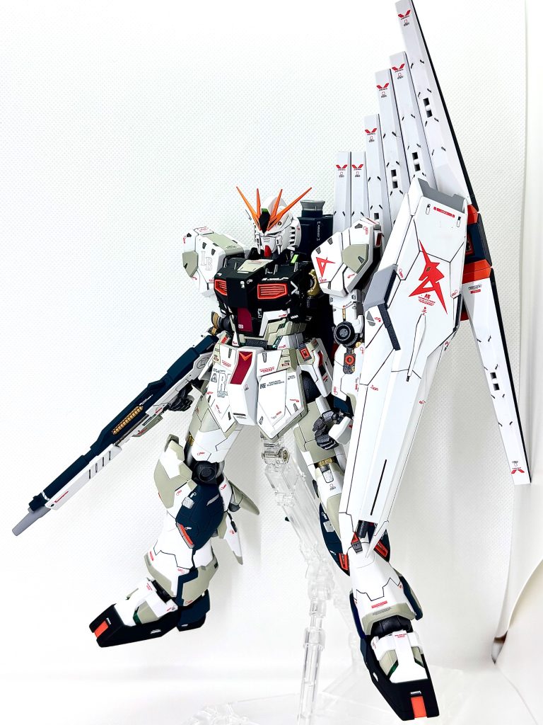 体と足は黒、武装やふくらはぎの部分は濃紺にして、黄色は黄橙色に、薄いグレーはガルグレーにしてみました。
