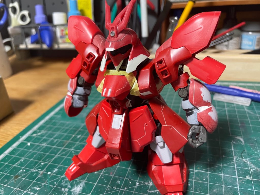 頭部はパーツ延長しました。腕はHGのをぶった斬って短縮。