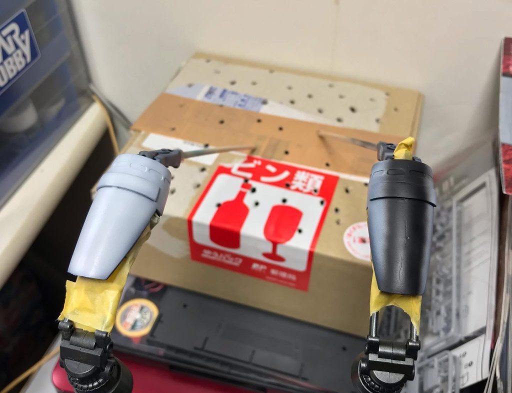 　強度的に不安のある所は無理に後ハメ加工せずに接着→整形→マスキング→黒サフ→塗装で仕上げ行きます