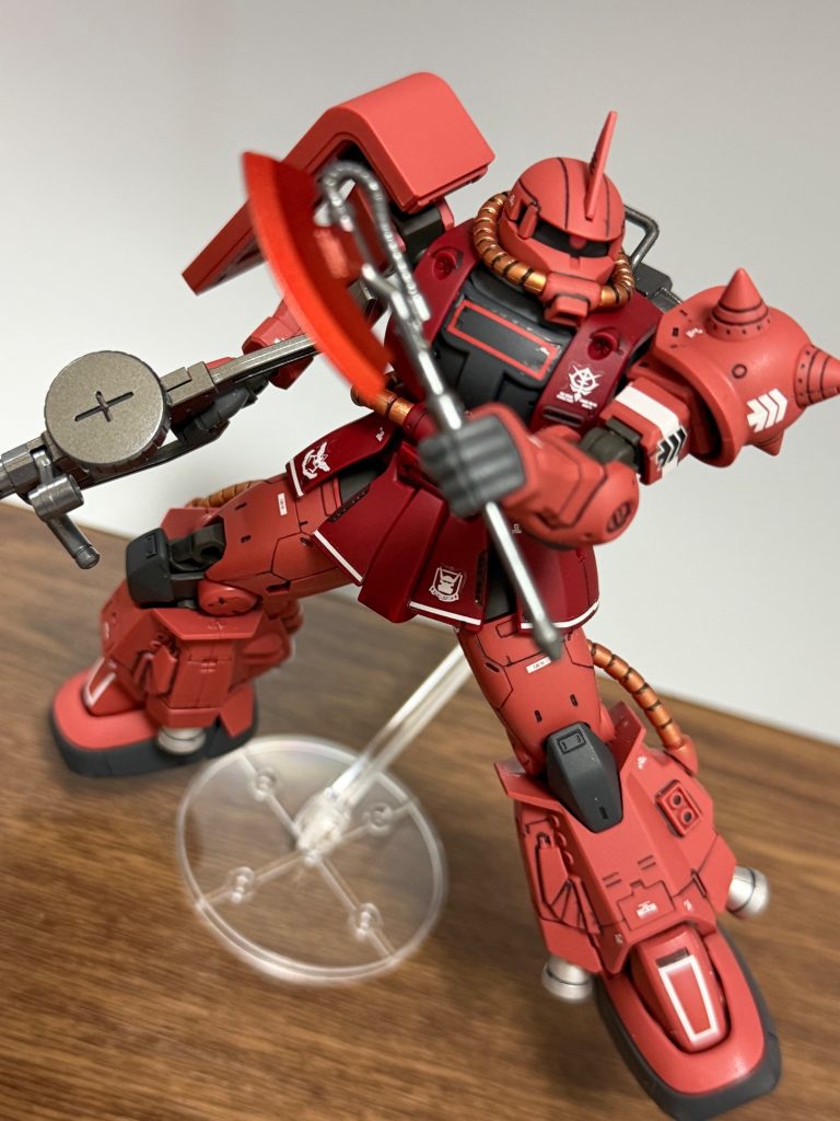 HGだけどデカールも付いてるし赤の感じも濃くて好きですファーストガンダムのシャアザクって思ったよりピンクであんまタイプではないんですよね