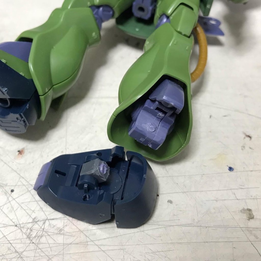 　実は足首関節が破損しています。接着した形跡がありますが、荷重の掛かる部分なので少々厳しいかと😥