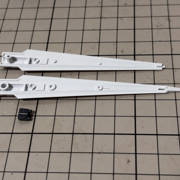 仮組までに処理できそうな合わせ目などは処理していたのですが、やっぱり仮組してみないとわからないところもありますね&nbsp;ウエストアーマーは太ももパーツに干渉して外れることがあったのでフレームをプラ板で1.5mm延長し、裏側から肉抜きの穴埋めも兼ねてポリパテで補強。GNソードⅢは基部を段落ち処理、持ち手を合わせ目消しGNソードⅡは後ハメ加工の難易度か高そうなので諦めました。塗装後に合わせ目を消します。サイドバインダー基部も合わせ目消しをしました。（6枚目）