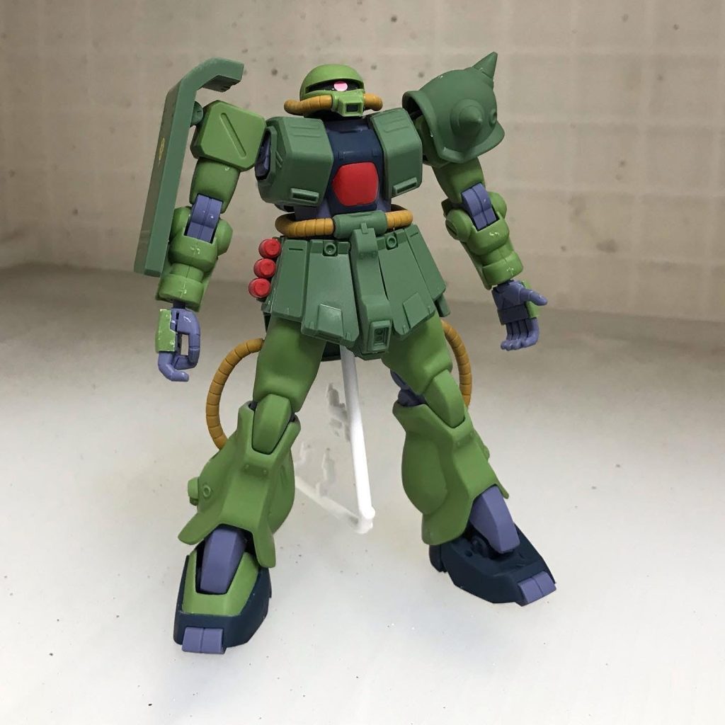　全体に表面処理を行いました。このまま塗装してしまうのは簡単ですが、今回はお子さんが頑張って製作したザクとの事でトップコートを吹いて成形色を活かして完成させました。