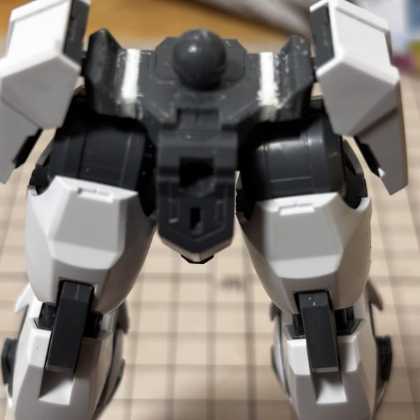 仮組までに処理できそうな合わせ目などは処理していたのですが、やっぱり仮組してみないとわからないところもありますね&nbsp;ウエストアーマーは太ももパーツに干渉して外れることがあったのでフレームをプラ板で1.5mm延長し、裏側から肉抜きの穴埋めも兼ねてポリパテで補強。GNソードⅢは基部を段落ち処理、持ち手を合わせ目消しGNソードⅡは後ハメ加工の難易度か高そうなので諦めました。塗装後に合わせ目を消します。サイドバインダー基部も合わせ目消しをしました。（2枚目）