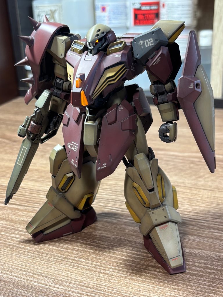 よくよく考えたら作中で肩の装甲の塗装が間に合わない設定なのに型にマーキングがあるのはおかしいのでお色直ししました💦