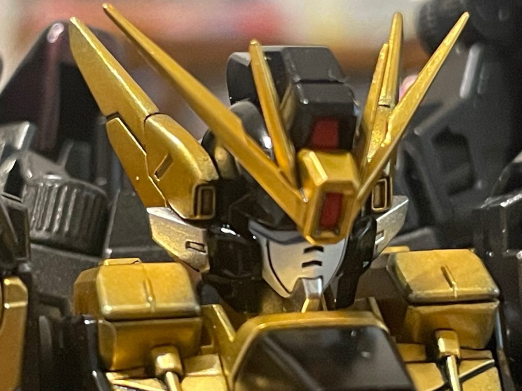 この色だとへの字スリットも気にならないかなと