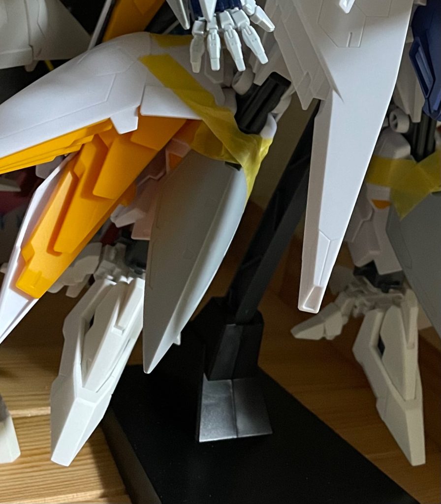 アリュゼウスのひざと足をつけてミノフスキークラフトを前向きにとりつけなおし
