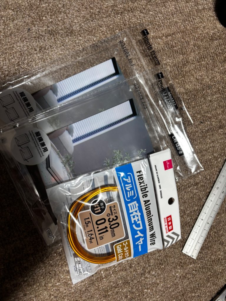 材料はコチラ😇ᩚフォトフレーム クリア L判 ×2アルミ自在ワイヤー&nbsp;計300円です😇ᩚ