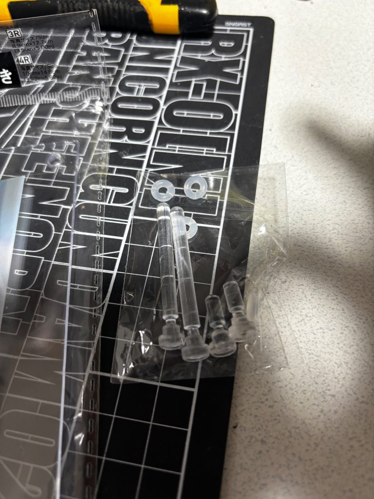 フォトフレームには長短2本ずつの留め具が付属していますが、今回は短い方をセットで使っています。