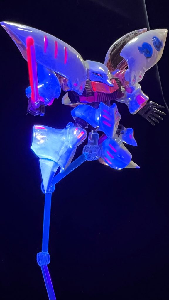 モノアイ、胸部、モールドはガイアの蛍光ピンクで。