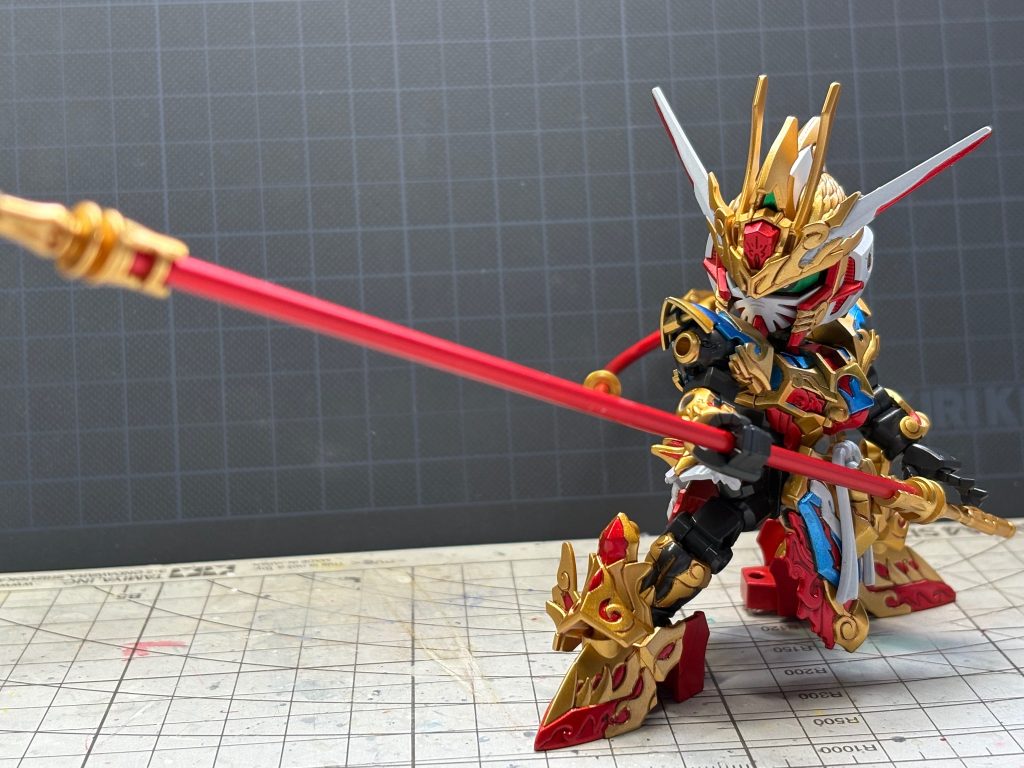 如意棒はプラ棒で長く作り直し。股関節はスモコフレームメソッドで可動を追加。肘はクロスフレームを移植して可動化しました。あとは、元キットの可動が優秀なのでグリグリ遊べるキットに。